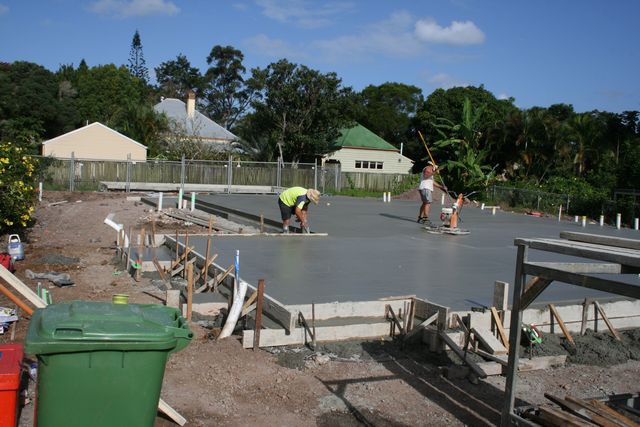 28 - Concreters working on the house slab 04/04/2008