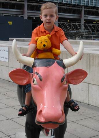 4 - Riding the pink cow at Canary Wharf tube station