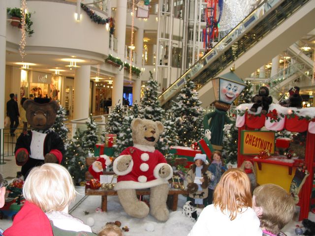 18 - Bentals Centre Xmas Bears, Kingston